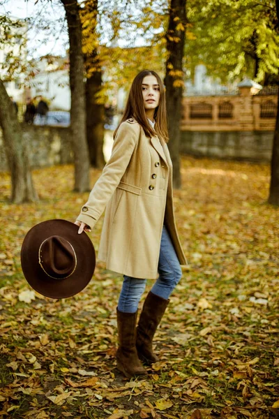 Jovem Mulher Atraente Segurando Chapéu Elegante Branco Posando Parque Outonal — Fotografia de Stock