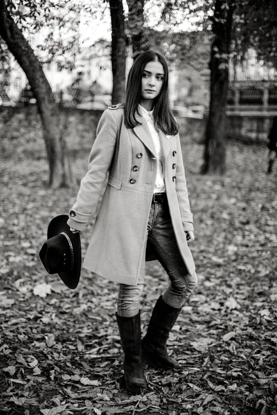 Привлекательная Молодая Женщина Держащая Руках Модную Белую Шляпу Осеннем Парке — стоковое фото