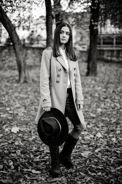 Привлекательная Молодая Женщина Держащая Руках Модную Белую Шляпу Осеннем Парке — стоковое фото
