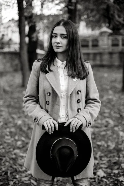 Attrayant Jeune Femme Tenant Chapeau Mode Blanc Posant Dans Parc — Photo