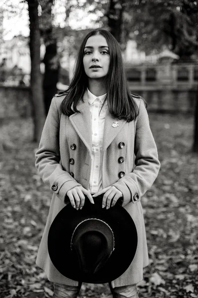 Attrayant Jeune Femme Tenant Chapeau Mode Blanc Posant Dans Parc — Photo
