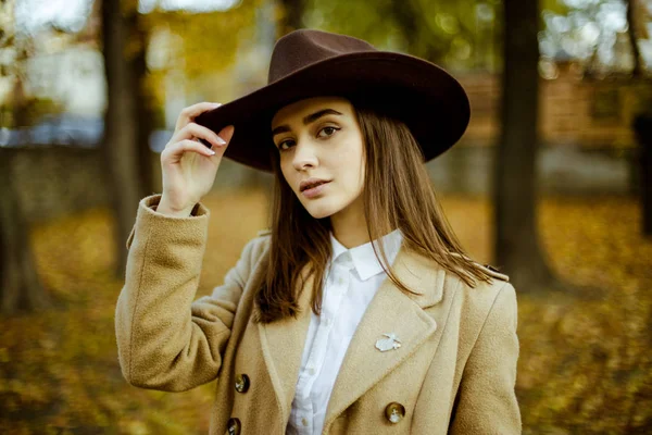 Attraktive Junge Frau Mit Modischem Hut Posiert Herbstlichen Park — Stockfoto