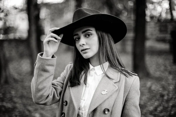 Aantrekkelijke Jonge Vrouw Trendy Hoed Poseren Herfst Park — Stockfoto