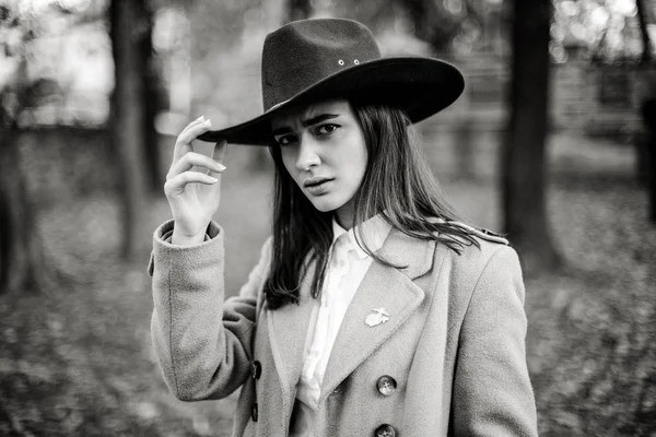 Aantrekkelijke Jonge Vrouw Trendy Hoed Poseren Herfst Park — Stockfoto