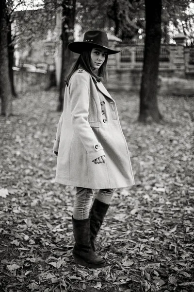 Attrayant Jeune Femme Chapeau Mode Posant Dans Parc Automnal — Photo