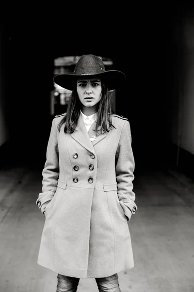 Jolie Jeune Femme Chapeau Mode Posant Dans Rue — Photo