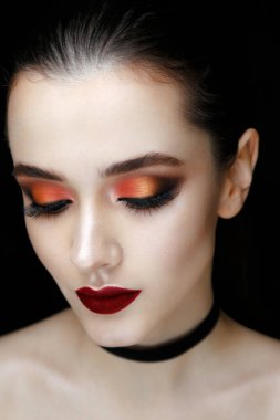 Moda makyaj siyah arka plan karşı olan muhteşem kadın portresi yakın çekim 