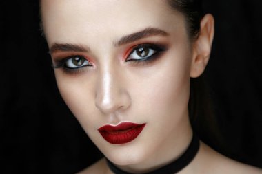 Moda makyaj siyah arka plan karşı olan muhteşem kadın portresi yakın çekim 