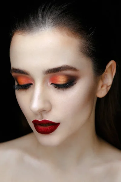 Retrato Cerca Una Hermosa Joven Con Maquillaje Moda Sobre Fondo — Foto de Stock