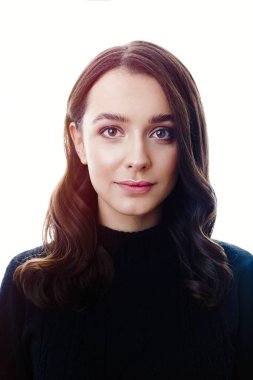 Genç ve güzel esmer kadın beyaz stüdyo arka planı poz 