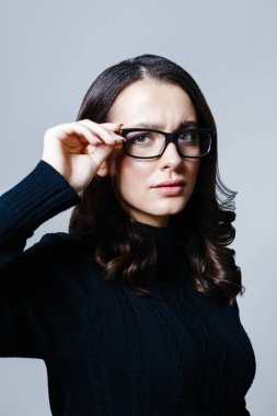 Şık gözlük studio poz genç ve güzel esmer kadın portresi