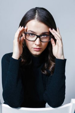 Şık gözlük studio poz genç ve güzel esmer kadın portresi