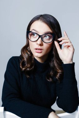 Şık gözlük studio poz genç ve güzel esmer kadın portresi