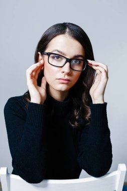 Şık gözlük studio poz genç ve güzel esmer kadın portresi