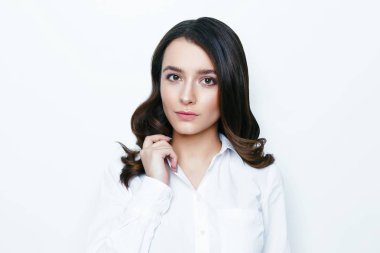 Genç ve güzel esmer kadın beyaz stüdyo arka planı poz 