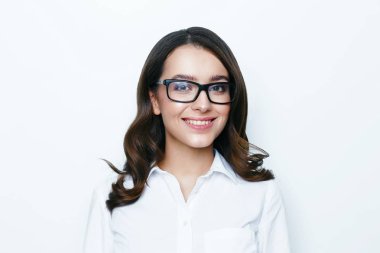Şık gözlük studio poz genç ve güzel esmer kadın portresi