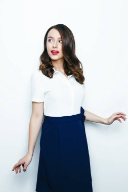 Genç ve güzel esmer kadın beyaz stüdyo arka planı poz 