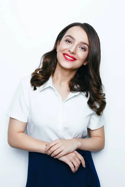 Mujer Morena Bastante Joven Posando Sobre Fondo Estudio Blanco —  Fotos de Stock