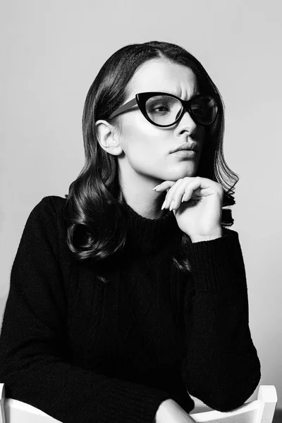 Portrait Jolie Jeune Femme Brune Aux Lunettes Élégantes Posant Studio — Photo