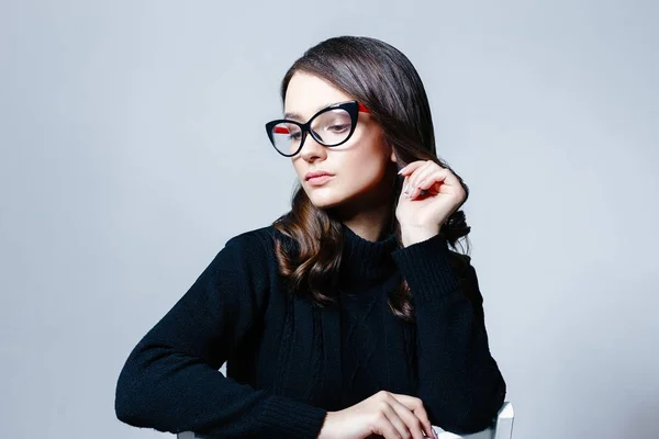 Retrato Jovem Morena Bonita Óculos Elegantes Posando Estúdio — Fotografia de Stock