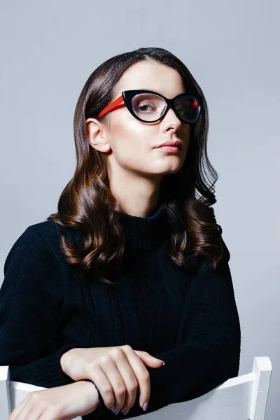 Portrait Pretty Young Brunette Woman Stylish Eyeglasses Posing Studio — Stock Photo, Image