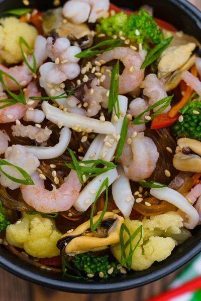 Deniz ürünleri ile Asya noodles yakın çekim görünümünü ahşap tablo 