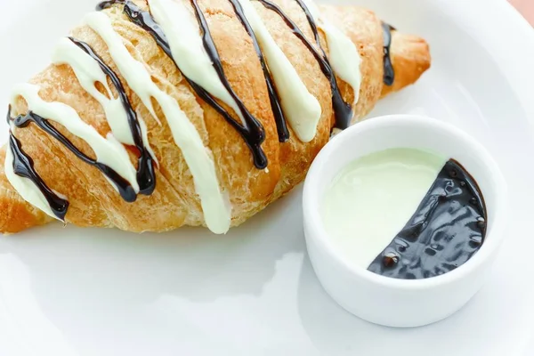 Nahaufnahme Von Köstlichen Croissants Mit Weißer Und Vollmilchschokolade Glasiert — Stockfoto