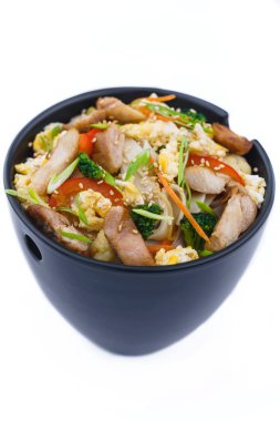 Beyaz arka plan üzerinde izole deniz ürünleri ile Asya erişte yakından görmek 