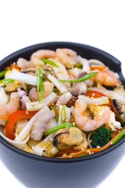 Beyaz arka plan üzerinde izole deniz ürünleri ile Asya erişte yakından görmek 