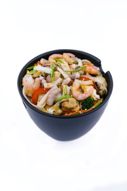 Beyaz arka plan üzerinde izole deniz ürünleri ile Asya erişte yakından görmek 