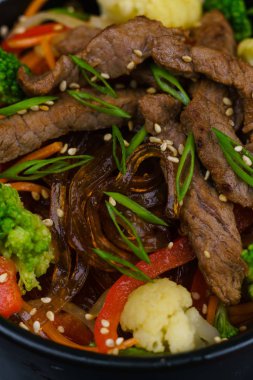 Asya stir fry noodles sebze ve et görünümünü yakın çekim