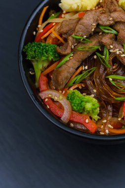 Asya heyecan kızartma makarna sebze ve et ile Üstten Görünüm