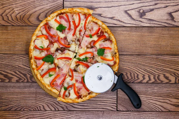 Heerlijke Italiaanse Pizza Geserveerd Houten Tafel — Stockfoto