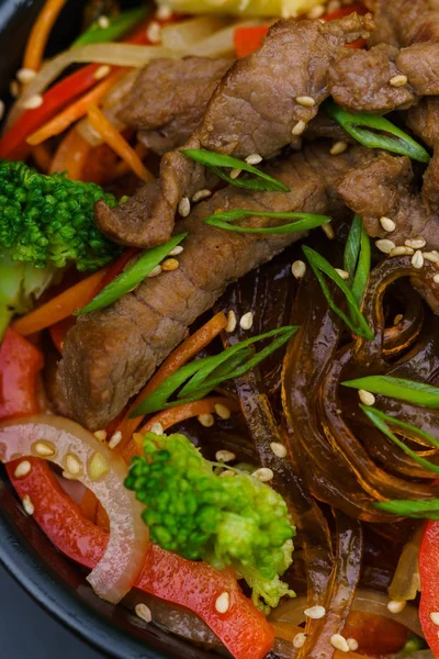 Vista Cerca Fideos Salteados Asiáticos Con Verduras Carne —  Fotos de Stock