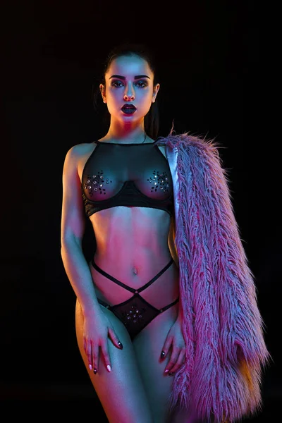 Studio poz siyah iç çamaşırı anf kürk ceket modelinde çok güzel genç kadın moda