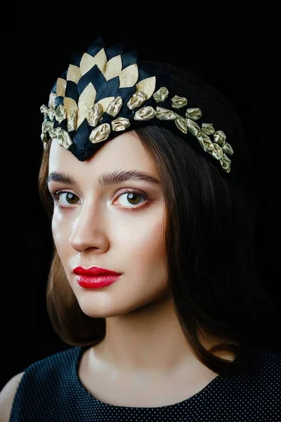 Portrait Gorgeous Brunette Woman Luxurious Headdress Posing Dark Studio Background — Stock Photo, Image