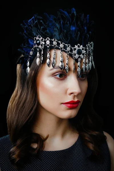 Lüks Headdress Karanlık Studio Arka Planı Poz Güzel Esmer Kadın — Stok fotoğraf