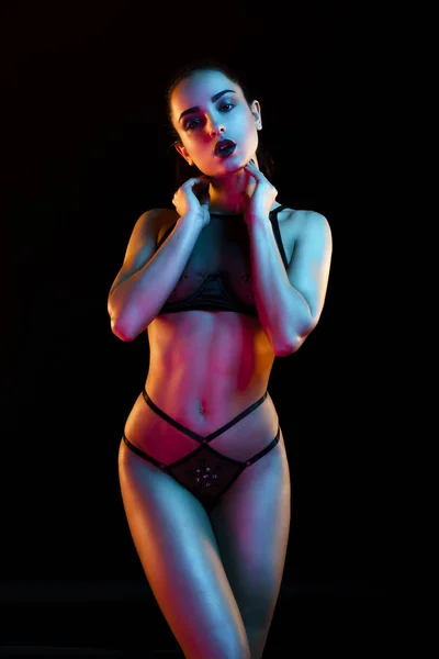 黒のランジェリーがスタジオでポーズ豪華な若い女性のファッション モデル — ストック写真