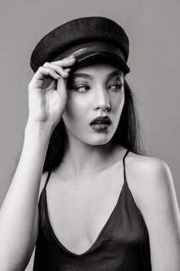 Siyah beyaz portre studio arka plan üzerinde poz şapkalı güzel genç moda modelinin 