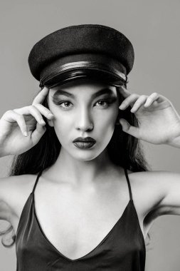 Siyah beyaz portre studio arka plan üzerinde poz şapkalı güzel genç moda modelinin 