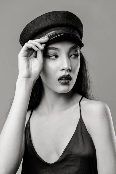 Schwarz Weiß Porträt Eines Hinreißenden Jungen Models Mit Hut Posiert — Stockfoto