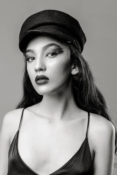 Svartvita Porträtt Underbara Unga Mode Modell Hatt Poserar Studio Bakgrund — Stockfoto