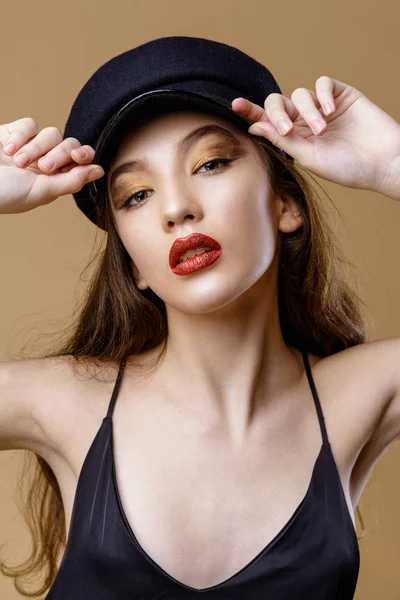 Portrait Magnifique Jeune Mannequin Chapeau Posant Sur Fond Studio — Photo