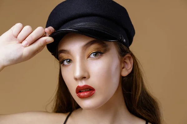 Potret Cantik Muda Fashion Model Dalam Topi Berpose Latar Belakang — Stok Foto