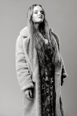 Çekici genç moda model Studio arka plan üzerinde poz 