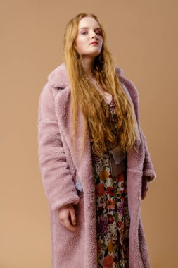 Çekici genç moda model Studio arka plan üzerinde poz 