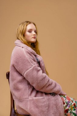 Çekici genç moda model Studio arka plan üzerinde poz 