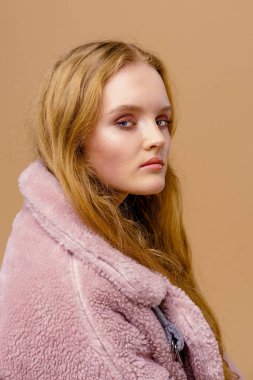 Çekici genç moda model studio arka plan üzerinde poz portresi 