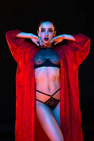 Sensual Yound Mulher Posando Contra Fundo Escuro Estúdio — Fotografia de Stock