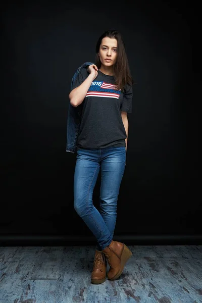 Linda Jovem Morena Roupas Jeans Posando Contra Fundo Escuro Estúdio — Fotografia de Stock